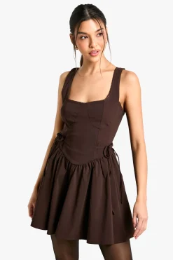 Robe mini patineuse à taille nouée