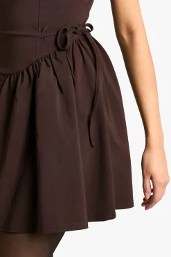 Robe mini patineuse à taille nouée