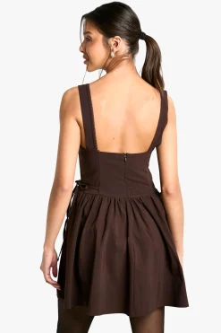 Robe mini patineuse à taille nouée