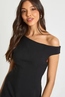 Robe mini à épaules dénudées avec détails de couture