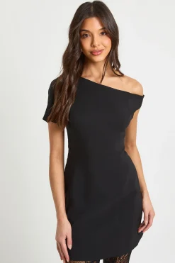 Robe mini à épaules dénudées avec détails de couture