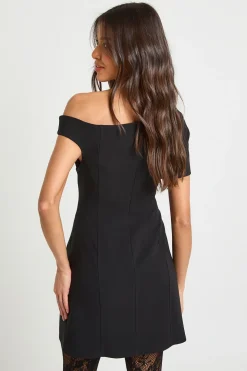 Robe mini à épaules dénudées avec détails de couture