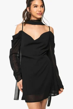 boohoo Robe mini à épaules dénudées avec détail foulard en chiffon<Femme Robes Patineuses|Robes