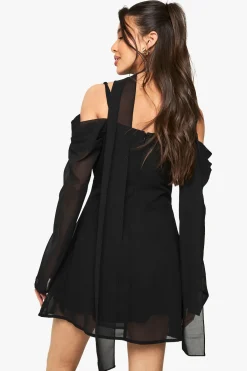 boohoo Robe mini à épaules dénudées avec détail foulard en chiffon<Femme Robes Patineuses|Robes