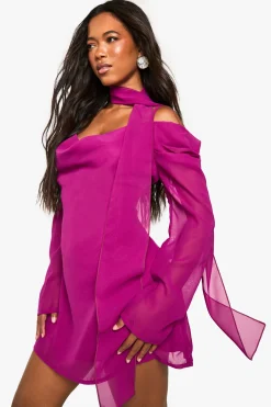 Robe mini à épaules dénudées avec détail de foulard en chiffon