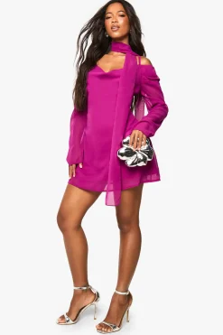 Robe mini à épaules dénudées avec détail de foulard en chiffon
