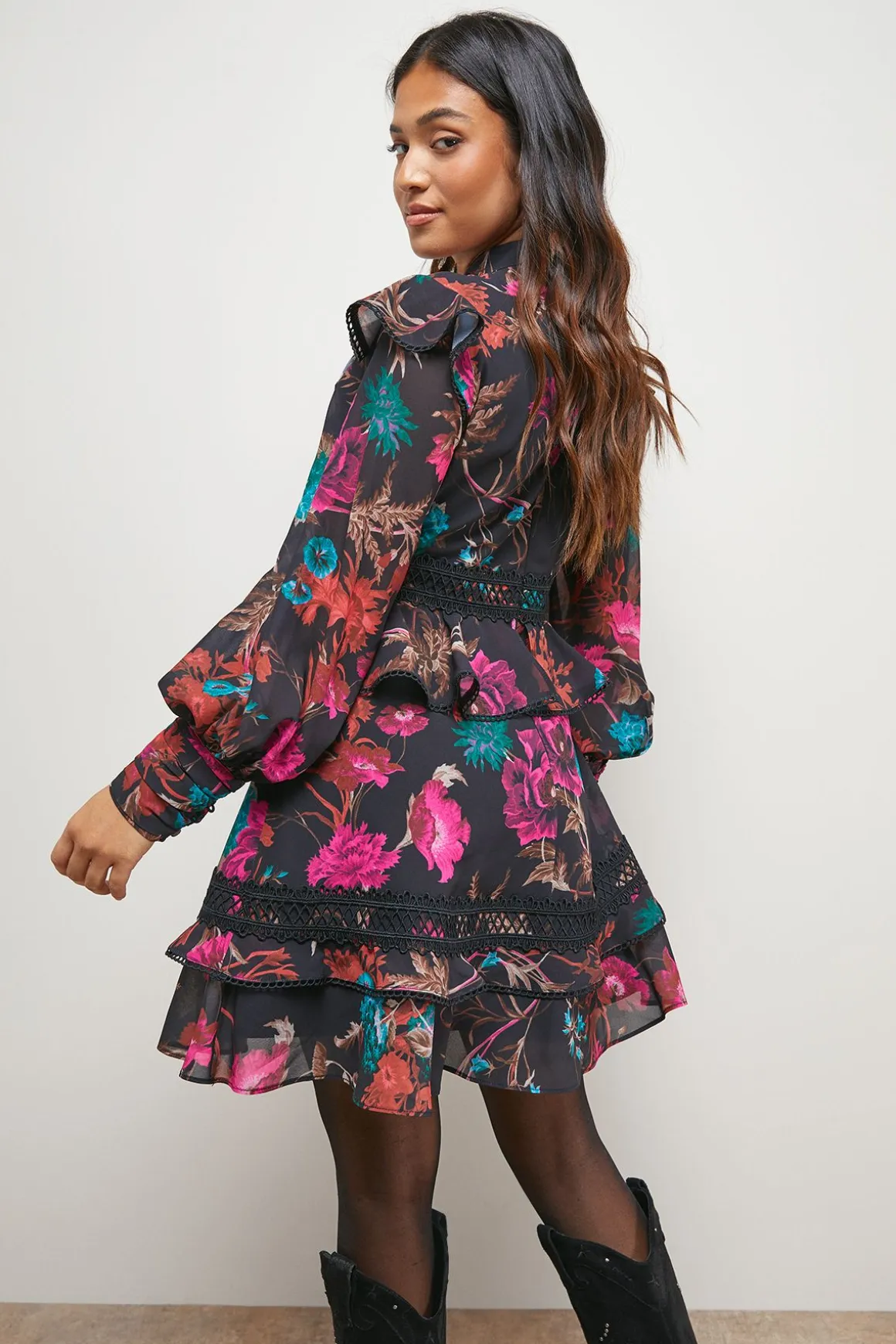 Robe Mini Petite avec Détails de Buste Froncé et Finitions
