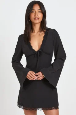 Robe Mini Petite À Manches Évasées Et Finitions En Dentelle