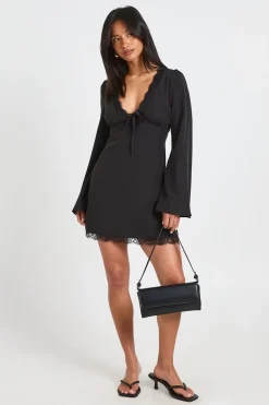 Robe Mini Petite À Manches Évasées Et Finitions En Dentelle