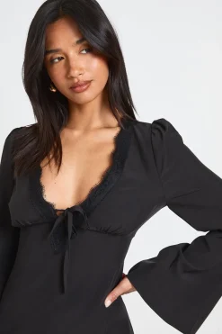 Robe Mini Petite À Manches Évasées Et Finitions En Dentelle