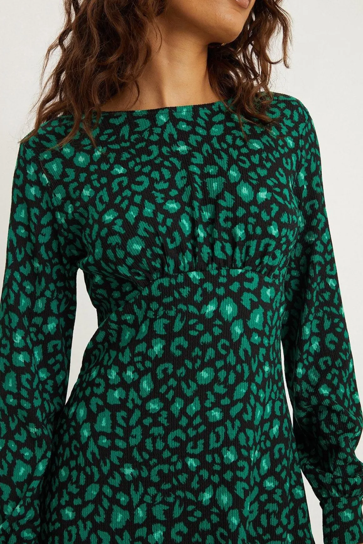 Robe Mini Petite Verte à Imprimé Léopard avec Ourlet à Volants