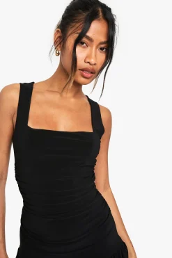 Robe mini plissée à col carré et détails froncés