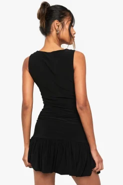 Robe mini plissée à col carré et détails froncés