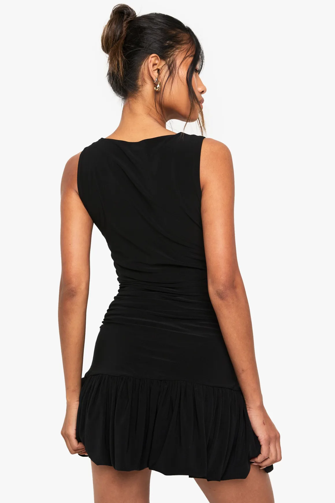 Robe mini plissée à col carré et détails froncés