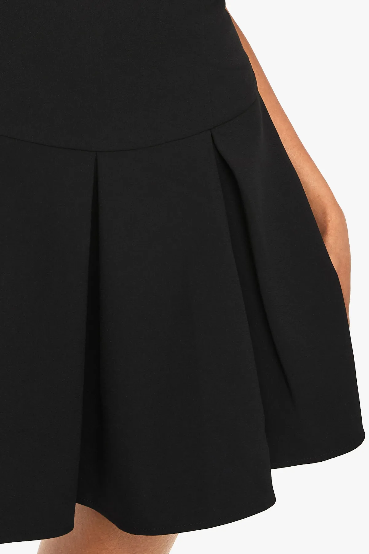 boohoo Robe mini plissée à encolure haute sur mesure<Femme Robes Patineuses|Robes