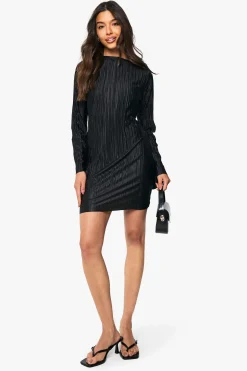 boohoo Robe mini plissée à manches longues évasée<Femme Robes Patineuses|Robes À Manches Longues