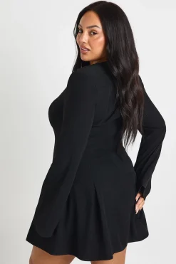 boohoo Robe mini plissée sur mesure avec détail de boucle<Femme Robes À Manches Longues|Robes