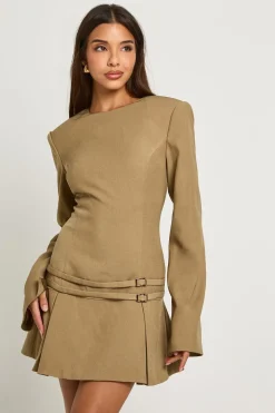 Robe mini plissée sur mesure avec détails de boucle