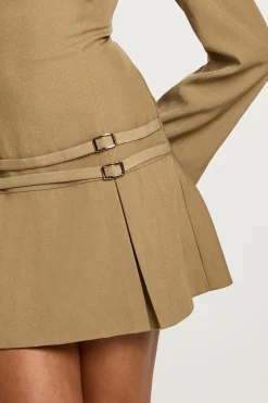 Robe mini plissée sur mesure avec détails de boucle