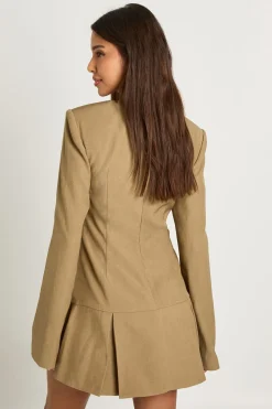 Robe mini plissée sur mesure avec détails de boucle