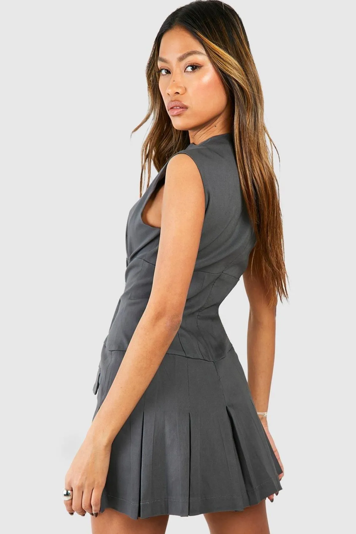 Robe mini plissée sur mesure à encolure à encoche