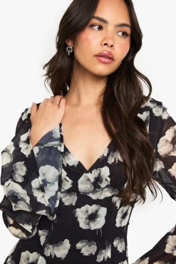 boohoo Robe Mini à Plongeant en Mousseline Florale<Femme Robes À Manches Longues|Robes