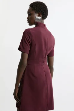 Robe Mini Portefeuille Ajustée en Crêpe avec Plis Militaires et Col Cranté