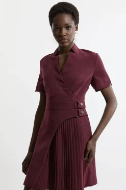 Robe Mini Portefeuille Ajustée en Crêpe avec Plis Militaires et Col Cranté