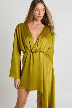 boohoo Robe mini portefeuille en satin texturé drapé<Femme Satin Et Dentelle|Robes À Manches Longues