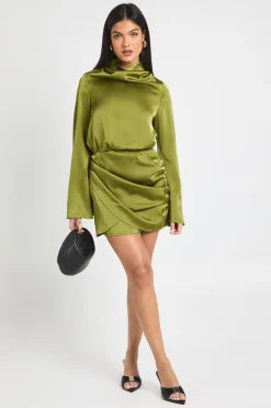 Robe mini portefeuille en satin à encolure drapée haute