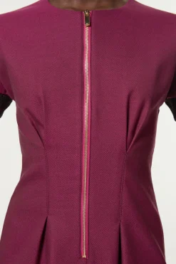 Robe mini pour grandes tailles à la coupe tailleur, en sergé et dentelle mixte, avec zip à l'avant