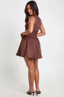 boohoo Robe Mini Sans Manches Avec Taille Froncée<Femme Looks Chocolat|Robes Patineuses