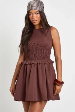boohoo Robe Mini Sans Manches Avec Taille Froncée<Femme Looks Chocolat|Robes Patineuses