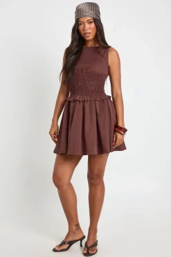 boohoo Robe Mini Sans Manches Avec Taille Froncée<Femme Looks Chocolat|Robes Patineuses