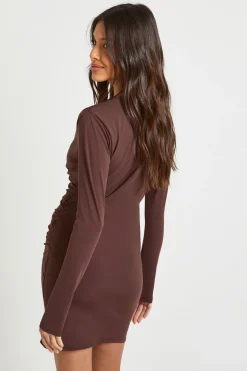 boohoo Robe mini sculptée plongeante à manches longues<Femme Looks Chocolat|Robes Moulantes