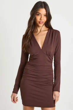 boohoo Robe mini sculptée plongeante à manches longues<Femme Looks Chocolat|Robes Moulantes