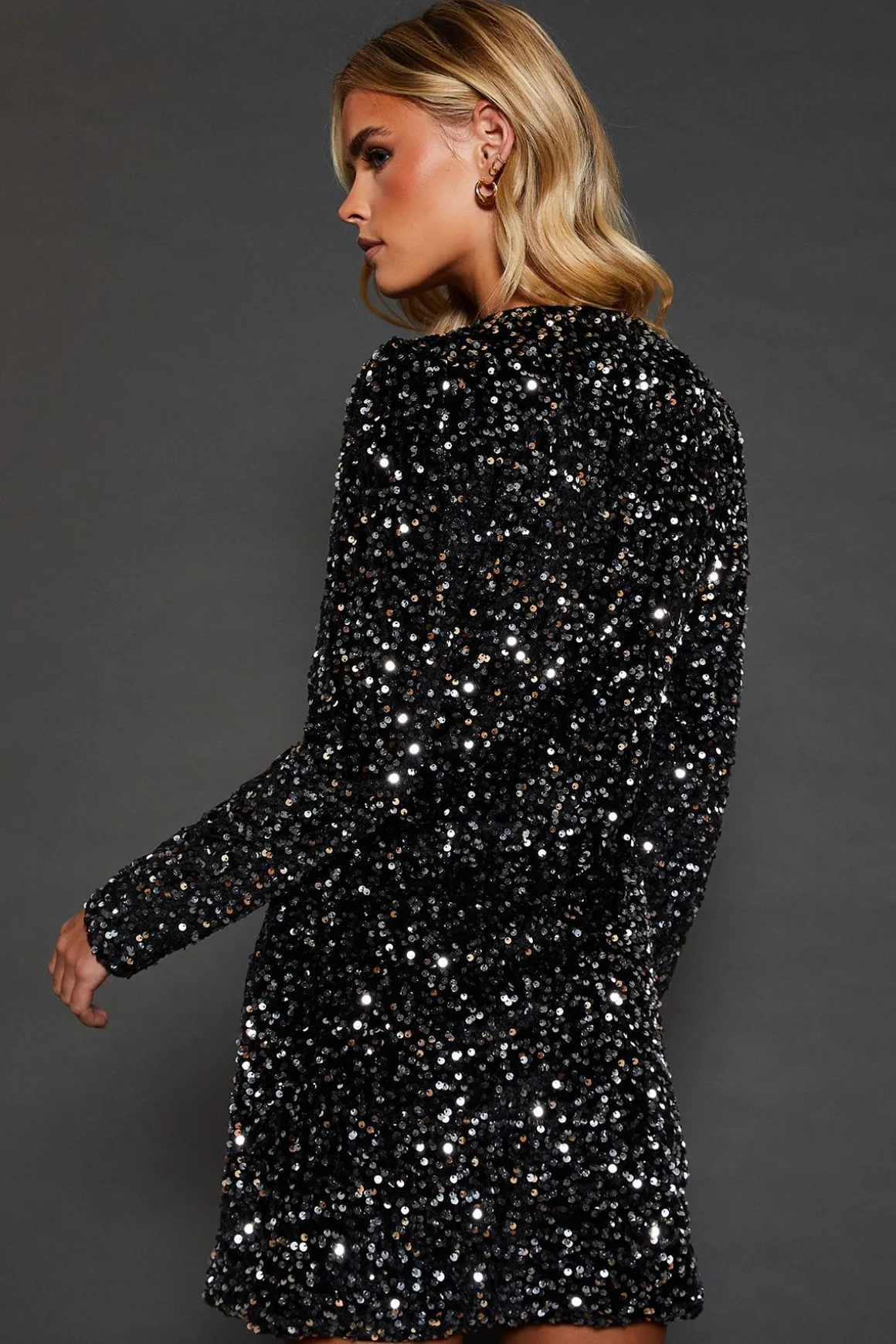 Robe Mini à Sequins avec Finitions en Dentelle Petite