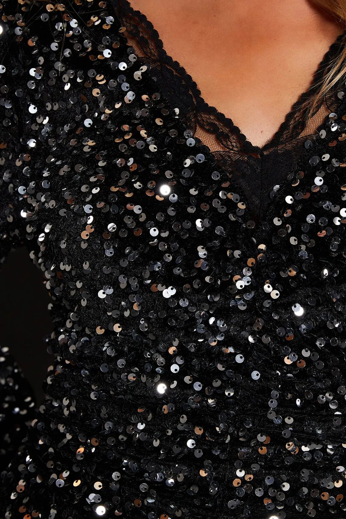 Robe Mini à Sequins avec Finitions en Dentelle Petite
