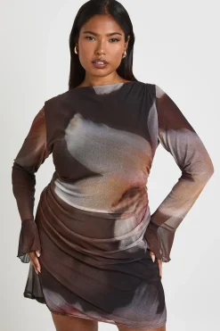 boohoo Robe mini shift florale froncée pour grande taille<Femme Robes À Manches Longues|Robes