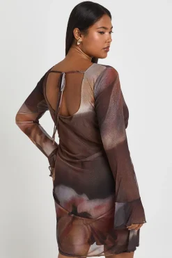 boohoo Robe mini shift florale froncée pour grande taille<Femme Robes À Manches Longues|Robes