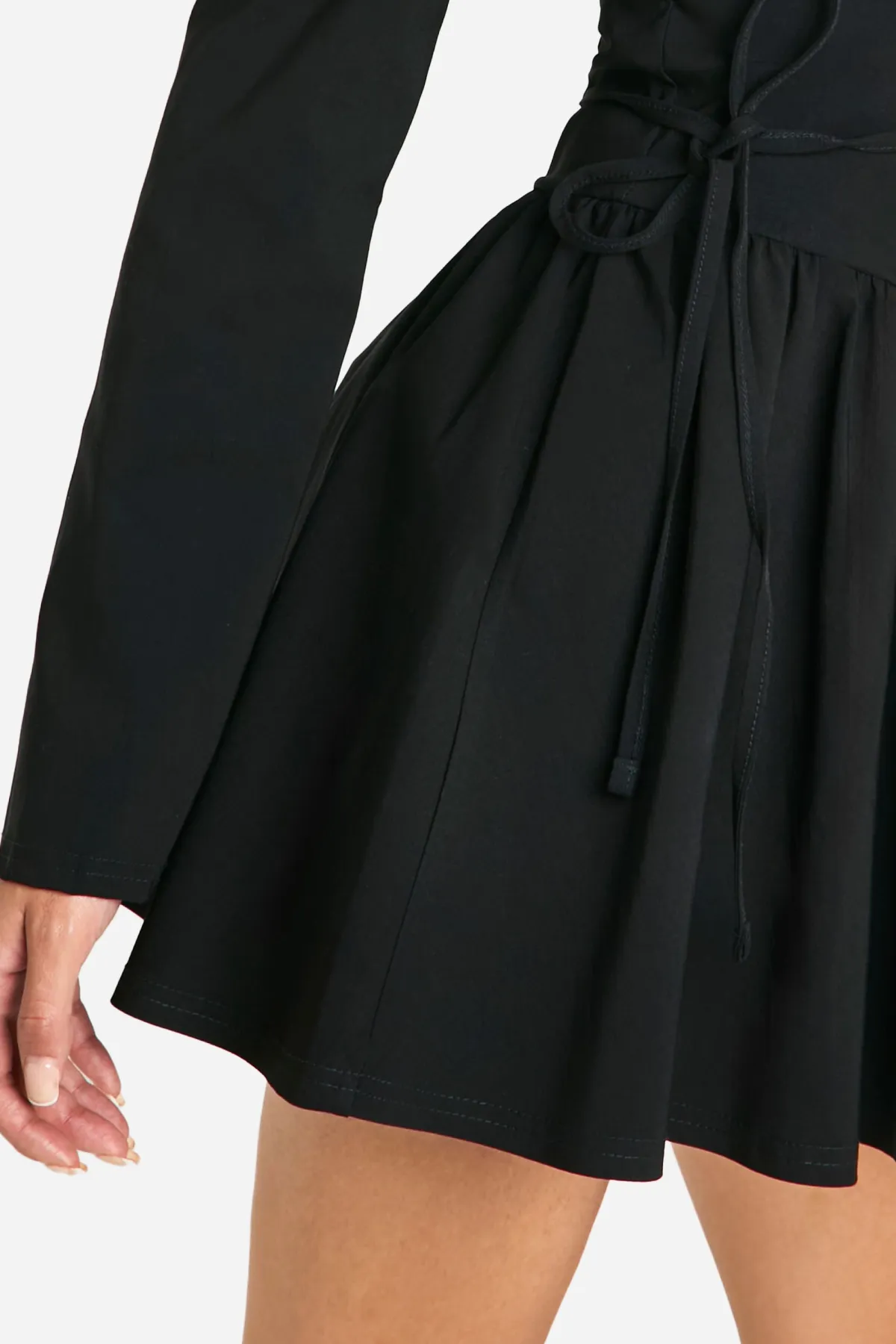 boohoo Robe Mini Skater à Manches Longues et Ceinture Nouée<Femme Robes Patineuses|Robes À Manches Longues