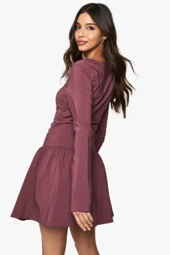 boohoo Robe mini skater à manches longues<Femme Robes Patineuses|Robes À Manches Longues