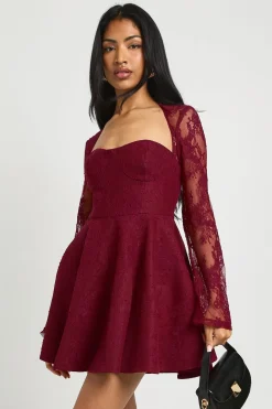 Robe Mini Skater Structurée en Dentelle