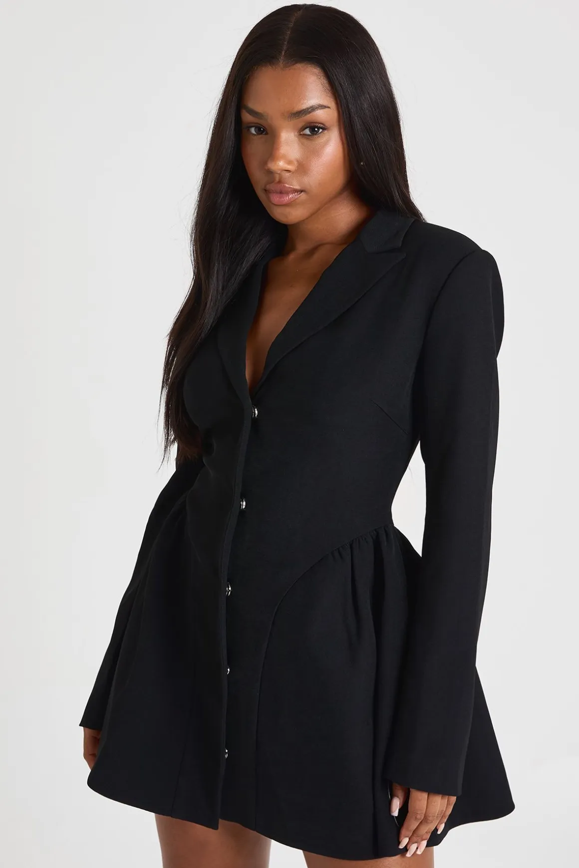 Robe mini skateur ajustée à manches longues et à col