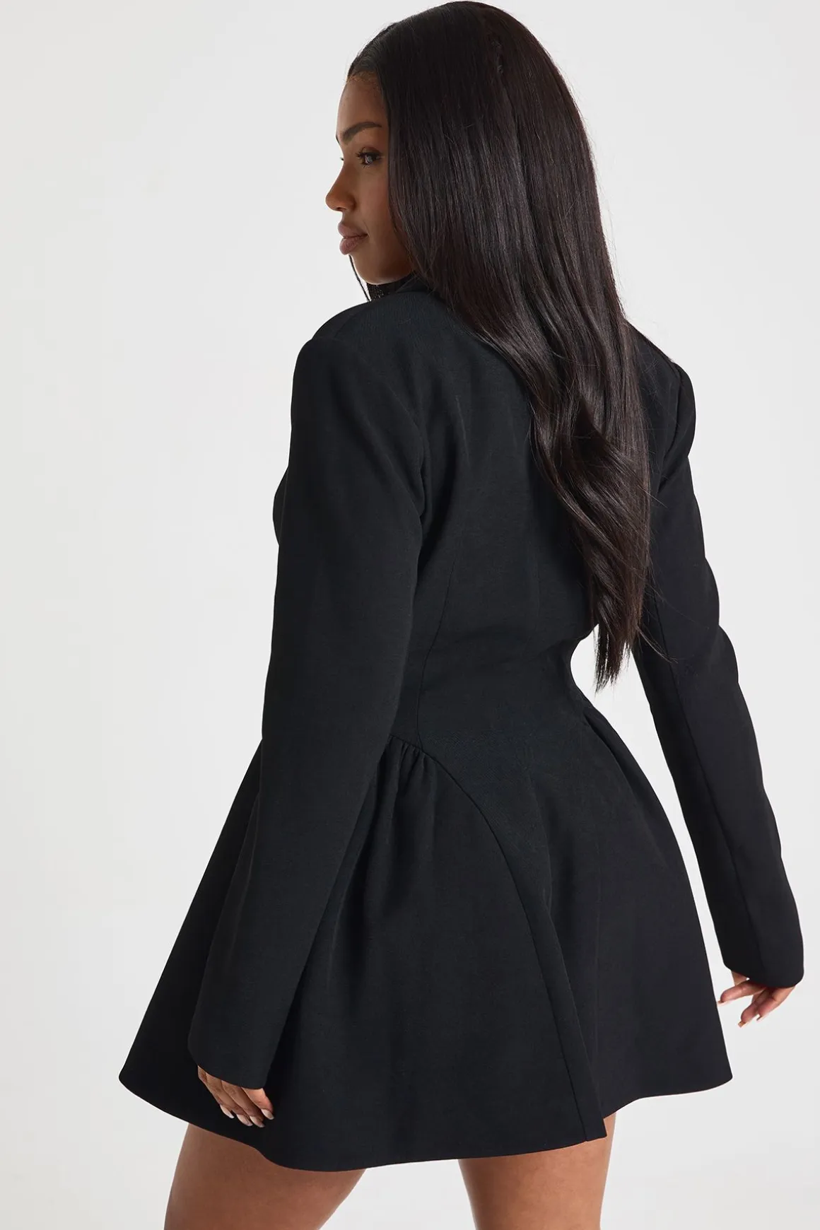 Robe mini skateur ajustée à manches longues et à col