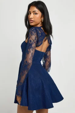 Robe mini skateur structurée en dentelle