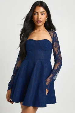Robe mini skateur structurée en dentelle