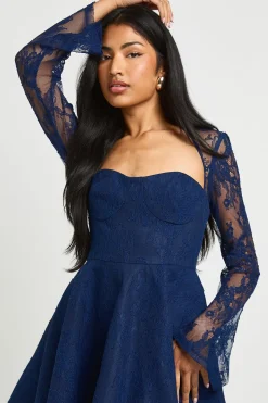 Robe mini skateur structurée en dentelle