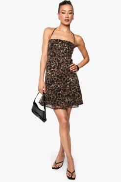 Robe mini smockée en mousseline à imprimé léopard, à fines bretelles et encolure carrée pour femmes grandes