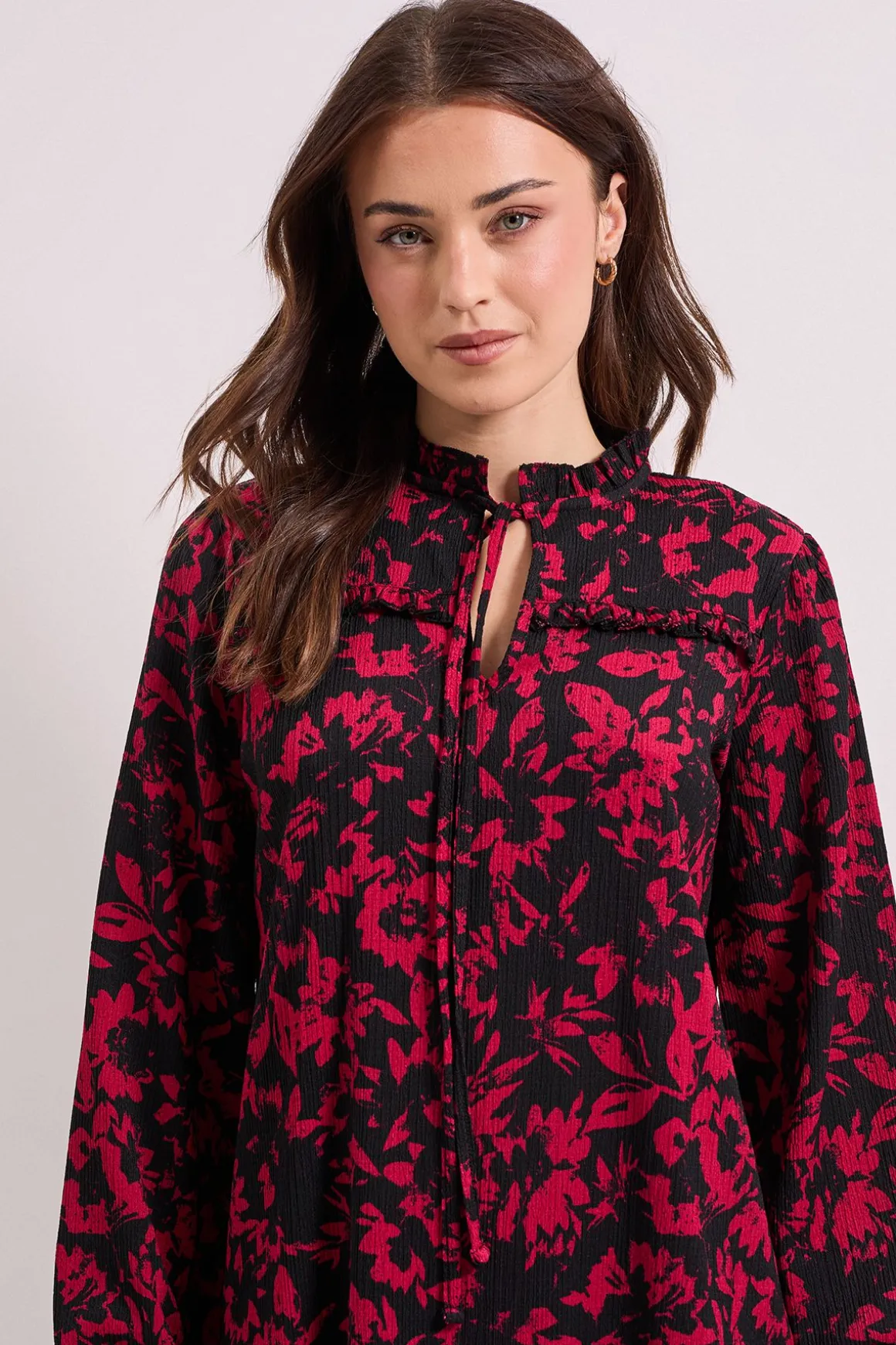 Robe Mini Smock à Étages en Jersey Floral Rose avec Col Noué